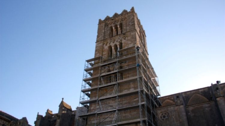 Campanar de la basílica de Santa Maria on s'està actuant © ACN