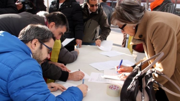 Els gironins signant els documents d'autoinculpació dimecres passat a les portes dels Jutjats de Girona © ACN