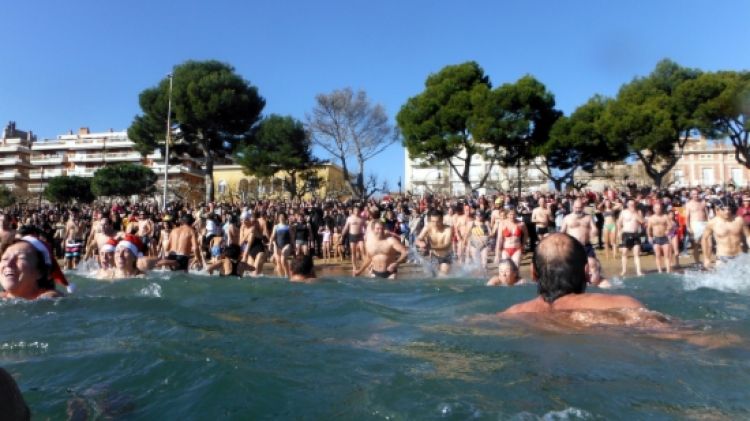 El primer bany de l'any a Sant Feliu de Guíxols vist des de dins de l'aigua © Josep Ma Esteva/ACN