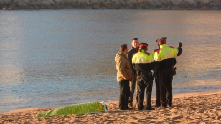 Els Mossos d'Esquadra al costat del cos de la víctima a la platja de Sant Feliu de Guíxols © ACN