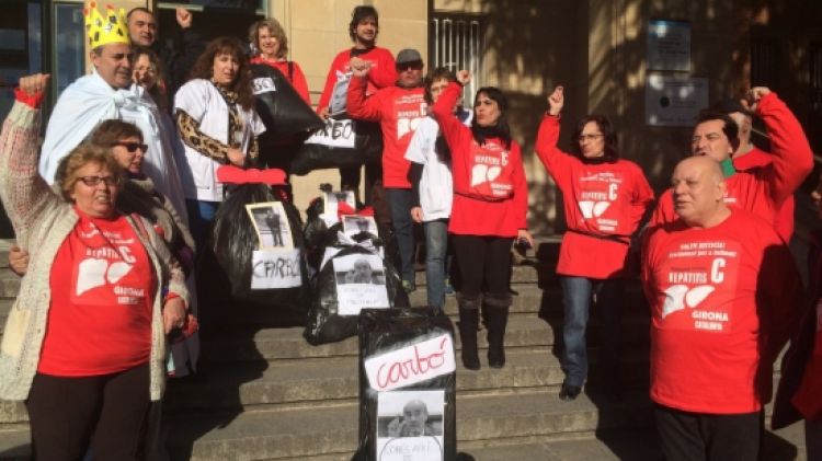 Els manifestants durant l'entrega de carbó simbòlica a les escales del Trueta © ACN