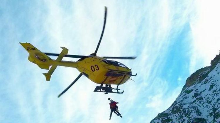 Instant del rescat amb helicòpter © Bombers