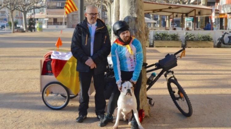 Els dos joves, l'Òscar Díaz i en Jesús amb el gos Nashor abans de sortir © ACN