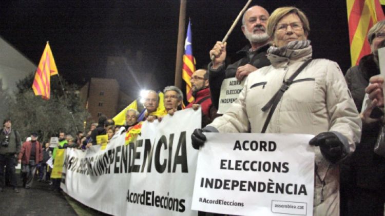Els manifestants duien pancartes on es podia llegir 'Acord, eleccions i independència' © ACN