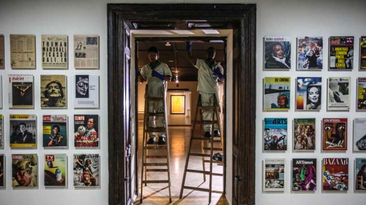 Operaris preparant la retrospectiva de Dalí a Rio de Janeiro © RTVE