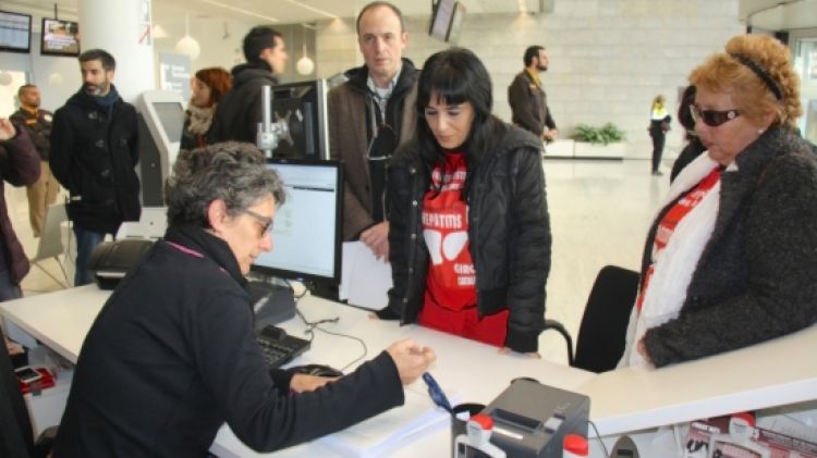 La portaveu de la Plataforma d'Afectats per l'Hepatitis C de Girona, Deborah Ceballos, presentant les signatures © ACN