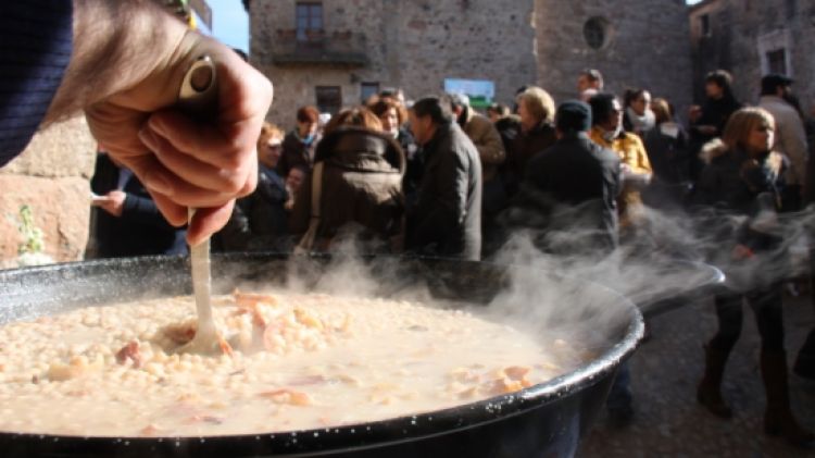 Un restaurador remenant els fesols de Santa Pau en la 25a Fira del Fesol de Santa Pau © ACN