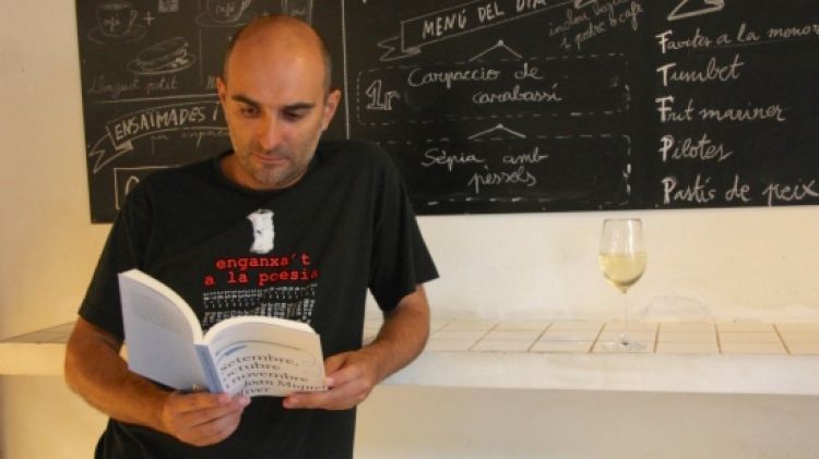 Joan Miquel Oliver, durant la presentació del seu llibre © ACN