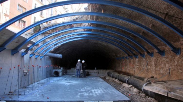 Interior de la riera on s'està construint el nou mur i la volta © ACN