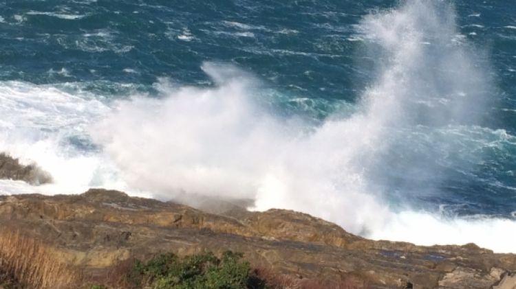 Onades picant amb força en una zona de roques al Port de la Selva © ACN