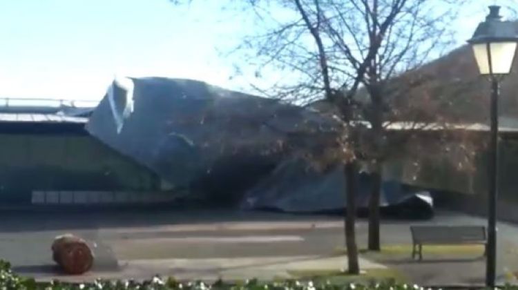 La teulada arrencada del centre cívic © Olot TV
