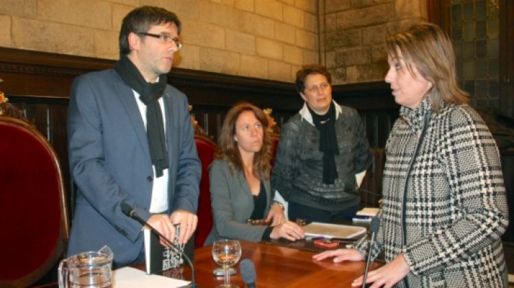 La portaveu del PP, Concepció Veray, parla amb l'alcalde abans del ple © ACN