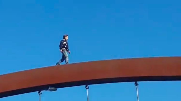 El menor creuant el pont © YouTube