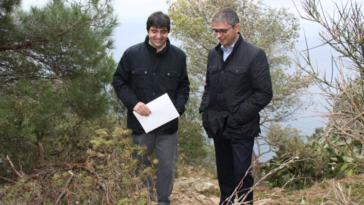 Jordi Martinoy (dreta) i Sergi Sabrià, al camí de ronda del far de Sant Sebastià © ACN
