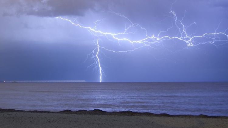 Imatge d'arxiu d'un llamp caient al golf de Roses © Jose Ramon