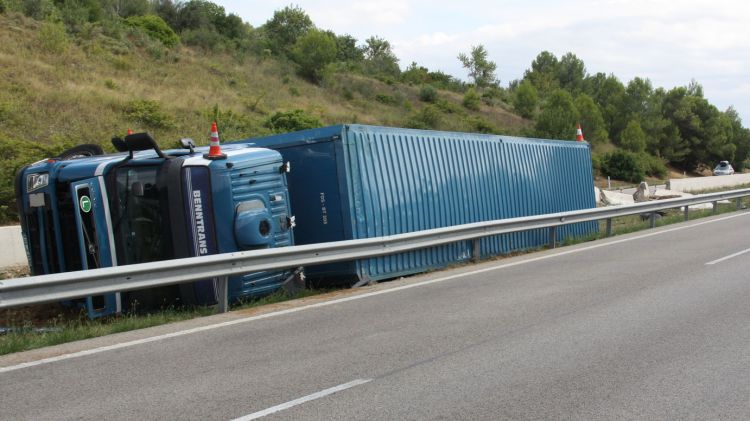 El camió bolcat a l'AP-7 a l'alçada de Bàscara, a l'Alt Empordà  © ACN