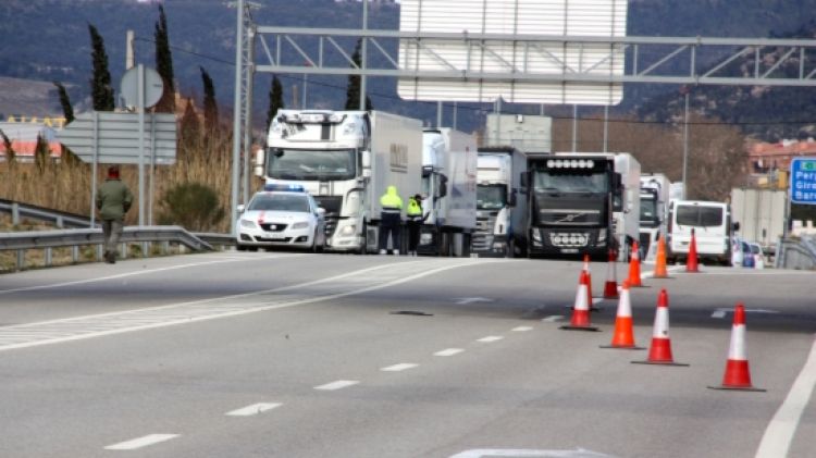 Els mossos desviant els camions al seu pas per la Jonquera © ACN