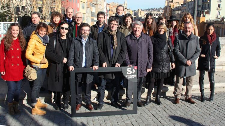 Foto de família d'alguns dels artistes que actuaran i representants d'administracions que hi donen suport © ACN