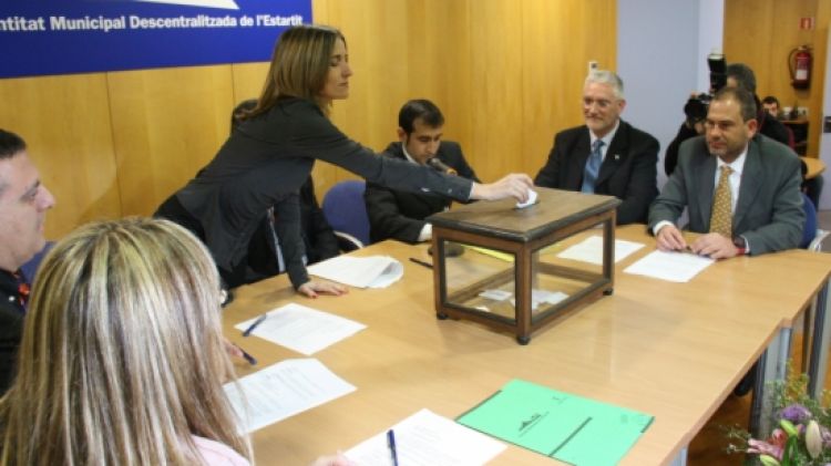 Sílvia Comas votant per ser la presidenta de l'EMD de L'Estartit © ACN
