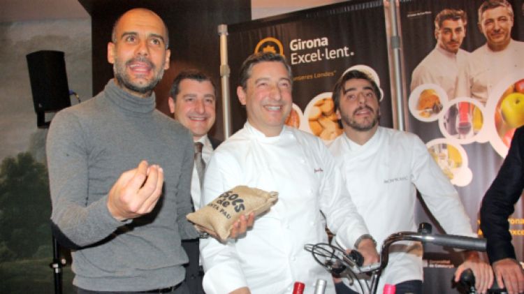Pep Guardiola promocionant amb els germans Roca els productes 'Girona Excel·lent' © ACN
