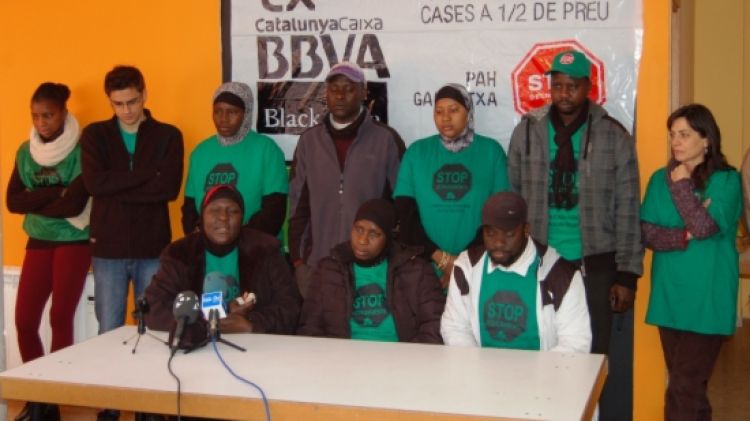 Roda de premsa de la PAH de la Garrotxa aquest dimecres a Olot © ACN