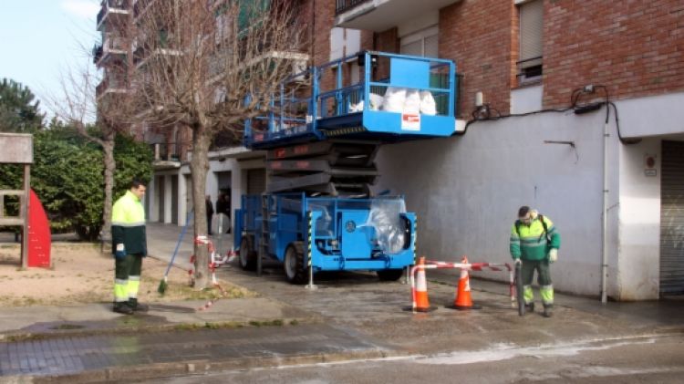 Els operaris netegen la vorera, al costat de la plataforma on estava enfilada la víctima © ACN