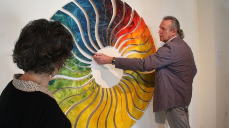 L'artista Tom Carr i la comissària de l'exposició 'Dualitats', Fina Duran, mirant una de les peces © ACN