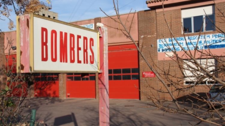 Una senyal i l'entrada del parc de Bombers de Girona © ACN