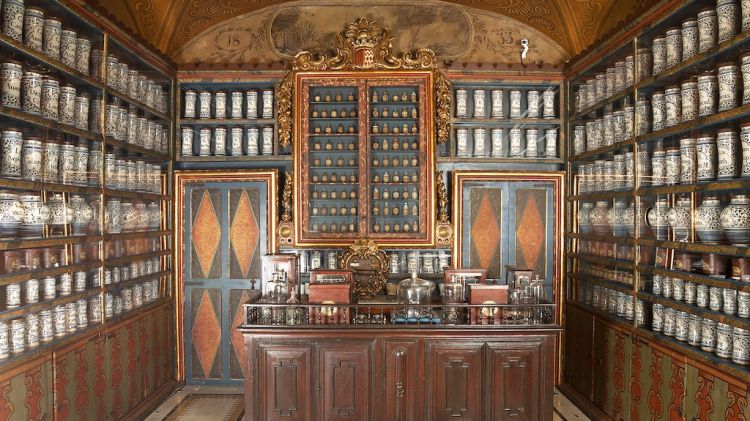 Interior amb una de les farmàcies més antigues de Catalunya