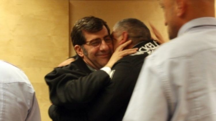 L'acusat, Baltasar Sánchez Rey, celebrant el veredicte amb el seu advocat, Carles Monguilod © ACN