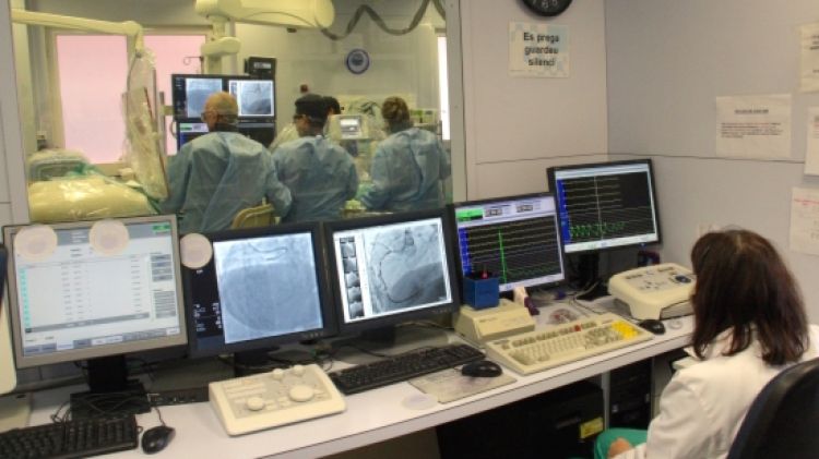 Un equip del Trueta fent una angioplàstia programada a un pacient (arxiu) © ACN