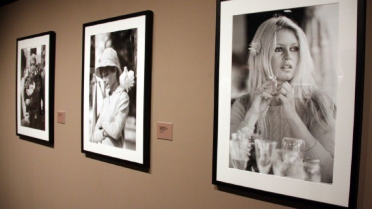 En primer terme, una joveníssima Brigitte Bardot, una de les fotografies de l'exposició © ACN