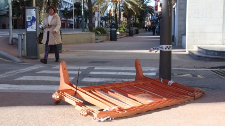El vent ha fet caure diversos elements del mobiliari urbà com aquesta tanca a Lloret de Mar © ACN