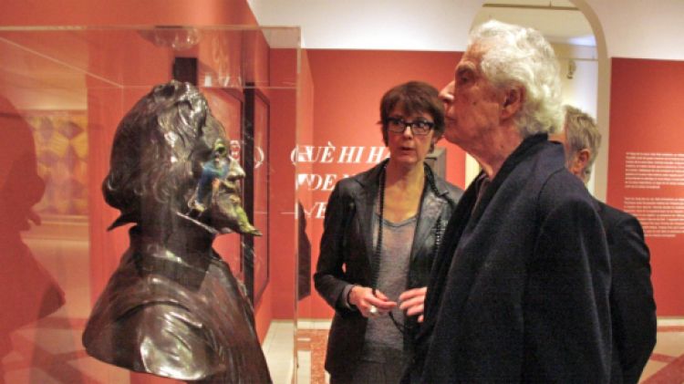 Antoni Pitxot i Montse Aguer amb el bust de Velázquez que acull la mostra © ACN