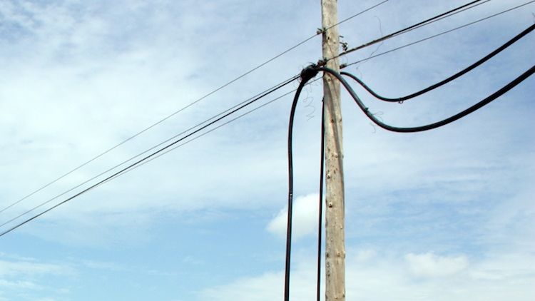 La línia d'on han tallat els 400 metres de cable telefònic © ACN