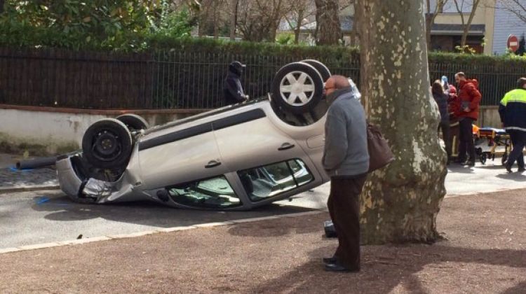 El cotxe, bolcat al mig del carrer © Olot TV