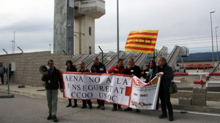 Els treballadors de l'aeroport de Girona, aquest matí © ACN