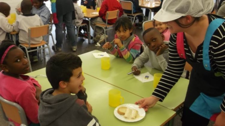 Menjador escolar en un centre de Salt (arxiu) © ACN