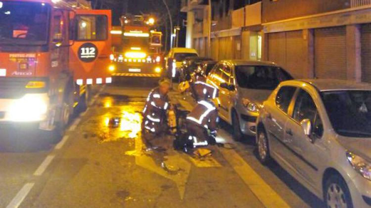 Els Bombers treballant en l'incendi