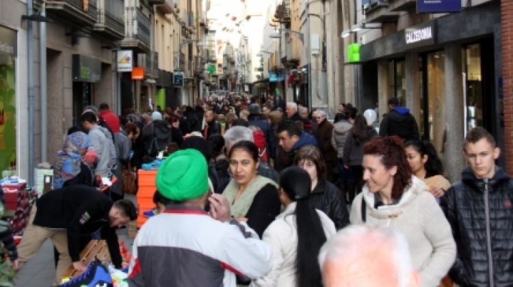 Un dels carrers principals d'Olot aquest dissabte a la tarda © ACN