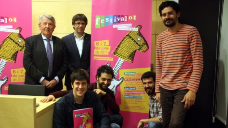 Foto de família del grup dels Amics de les Arts amb Xavier Soy i Carles Puigdemont © ACN