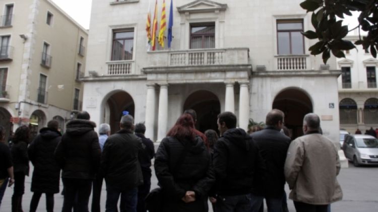 Els treballadors davant el consistori, aquest matí © ACN