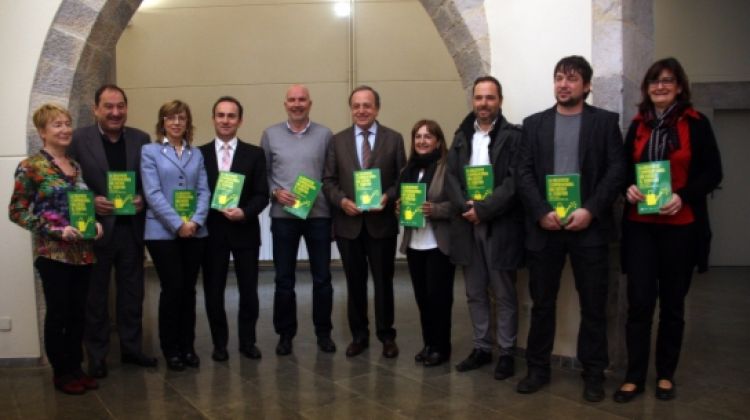 Joan Giraut amb regidors i alcaldes dels vuit municipis que han rebut fons Feder © ACN