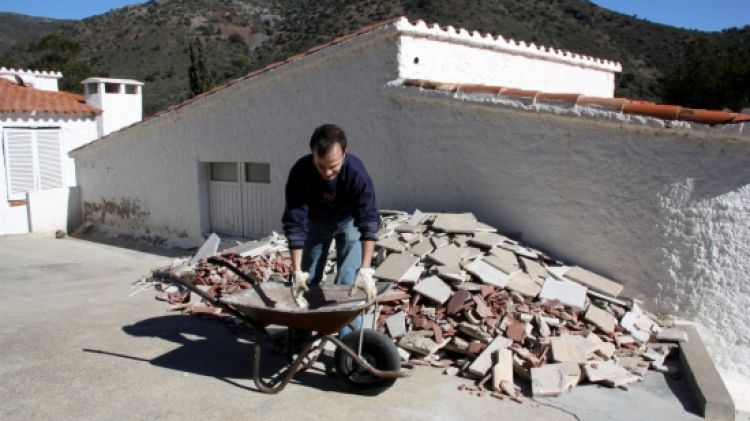 Un operari retirant runa aquest matí a El Bulli © ACN