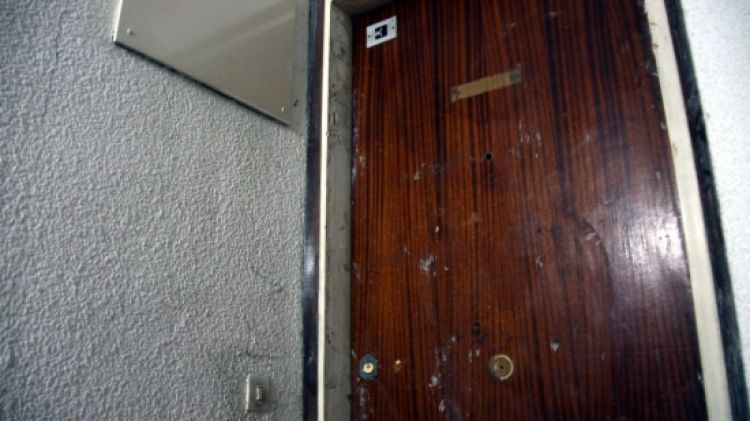 La porta d'un dels dos pisos que estaven tapiats i que es va ocupar © ACN