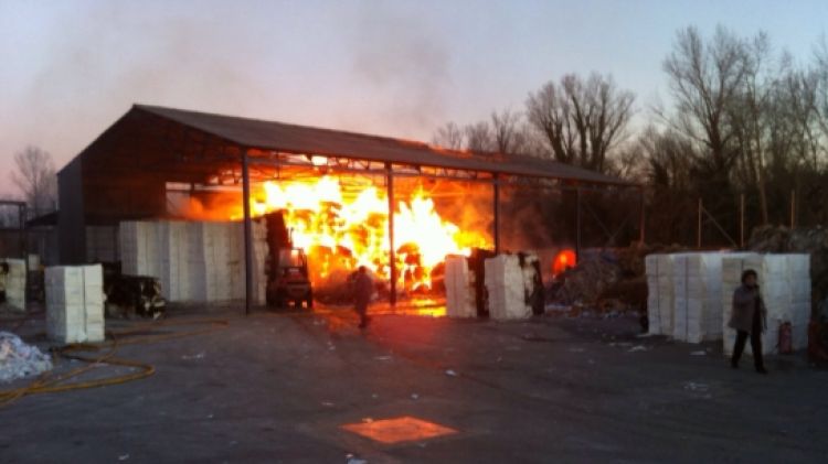 Les flames han afectat a una zona de magatzem de paper © ACN