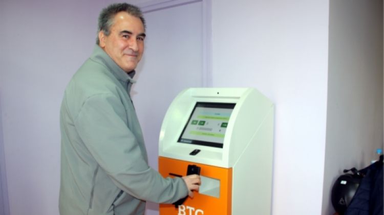 El responsable de l'empresa ATMS Bitcoin Exchange, Miquel Pavon, provant el nou caixer de bitcoins de Lleida © ACN