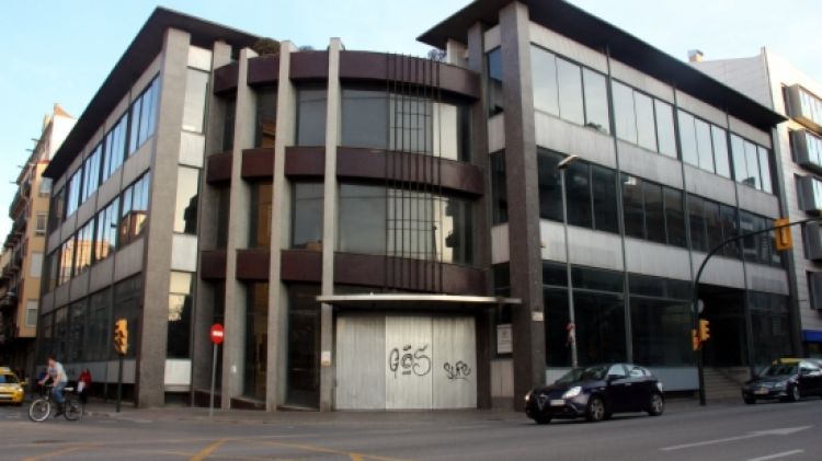 L'edifici del Garatge Forné està situat a la cruïlla de la carretera Barcelona i el carrer Bisbe Lorenzana © ACN