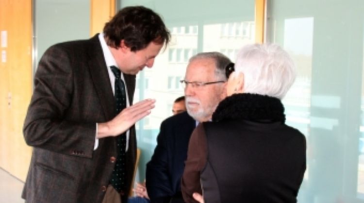 L'advocat de la Grober, Pablo Sanz, parlant amb l'administrador de l'antiga tèxtil © ACN