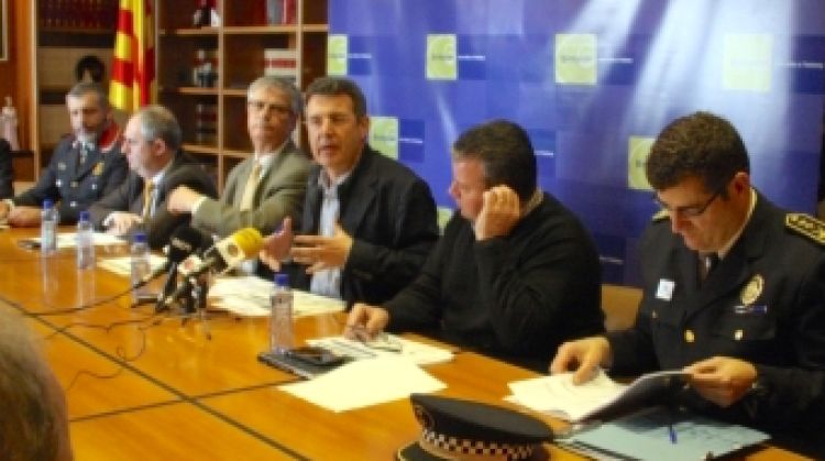 L'alcalde de Banyoles, Miquel Noguer, donant detalls de l'estadística policial després de la Junta de Seguretat © ACN
